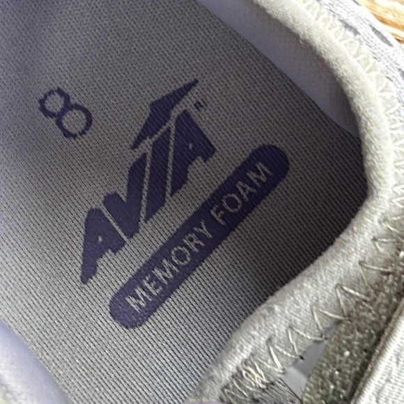 Avia women’s sneakers with Velcro strap closure. Size 8. - Picture 8 of 8